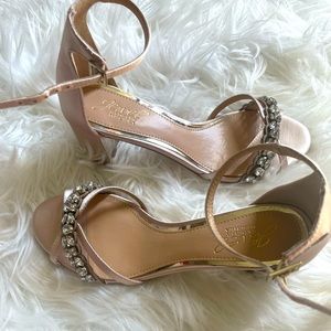 Giona Sandal
JEWEL BADGLEY MISCHKA size 6